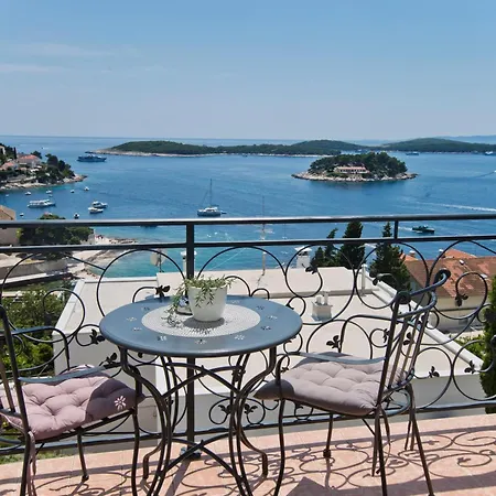 Milton Luxe Hvar شقة